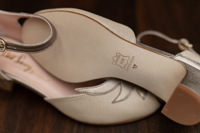 Mid heel, comfortable fit, soft leather shoes, Retro style made in Europe, worldwide shipping