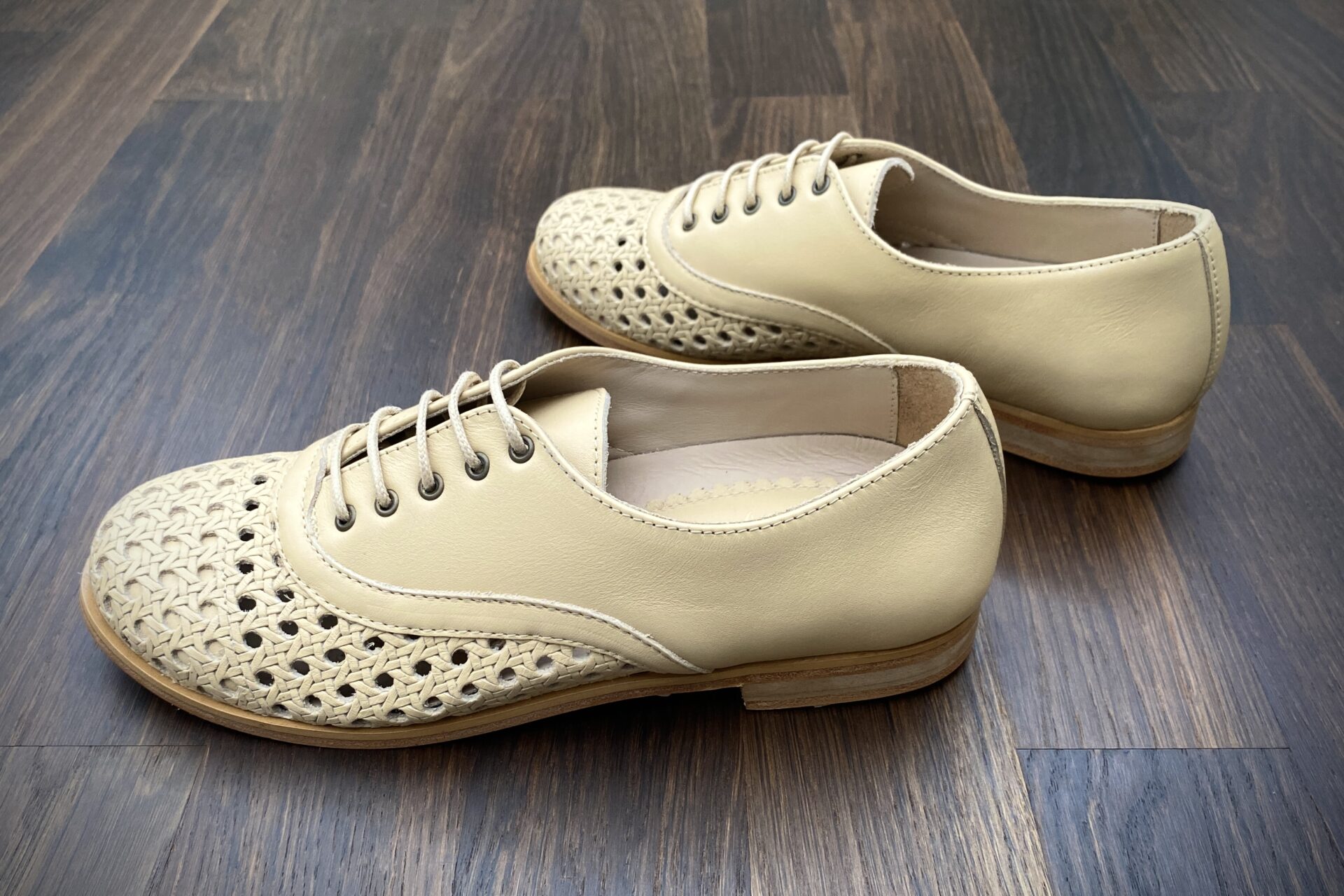 leather shoe, beige, blue, black , sustainable production, worldwide shipping