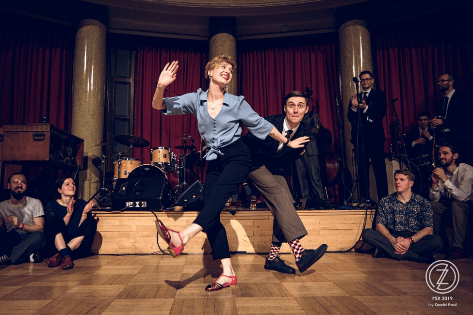 RIVIERA FLAT in Garnet