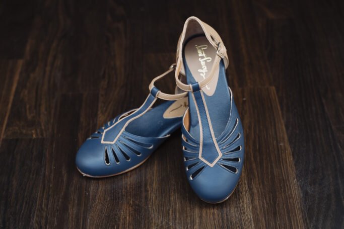 Comfortable and stylish flats with arch support and padded footbed. Retro elegant and great for dancing