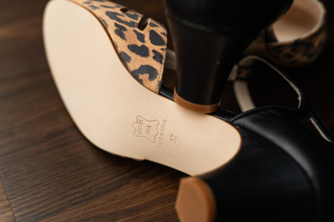 Retro style ladies shoes made in Europe leather Leo print