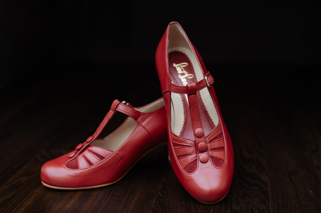 Leather vintage recreation shoes, heels red 5cm heels