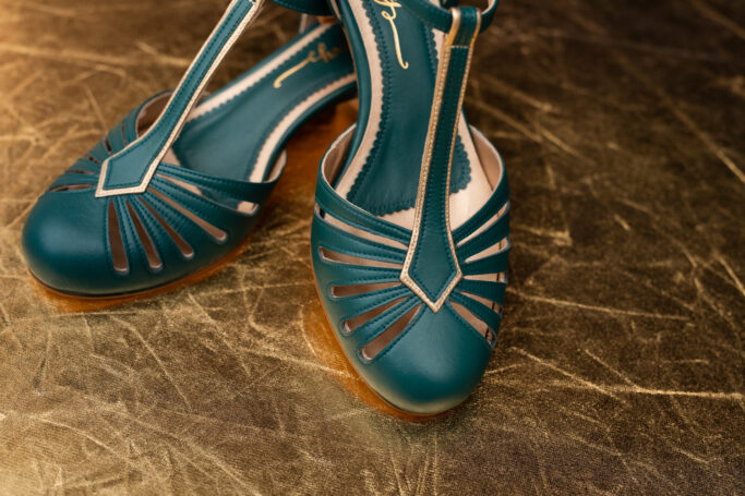 Dark green and gold ladies shoes, dance shoes, swing shoes, retro style, vintage style.