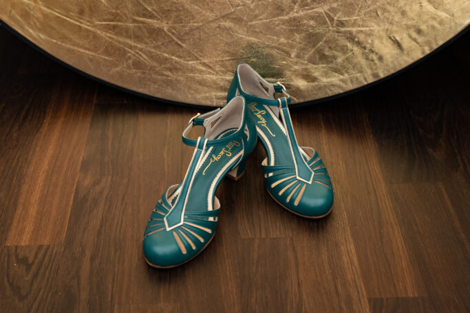 Dark green and gold ladies shoes, dance shoes, swing shoes, retro style, vintage style.