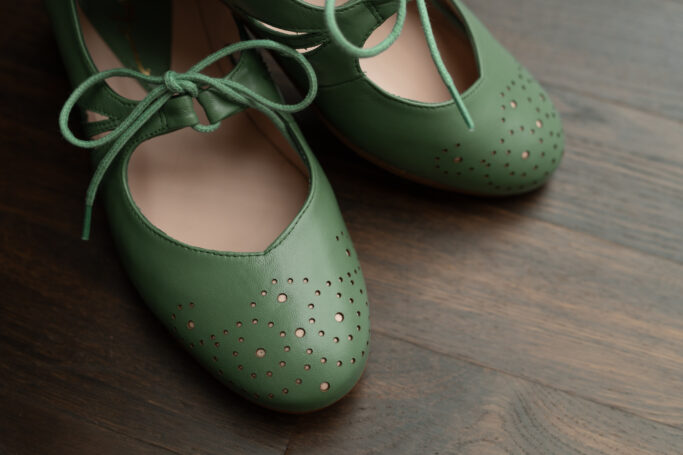 worldwide shipping, wide fit, handmade, padded insole, leather sole