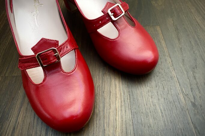 MODULORA shoes for wider feet, removable insoles, orthotics, adaptable sizing