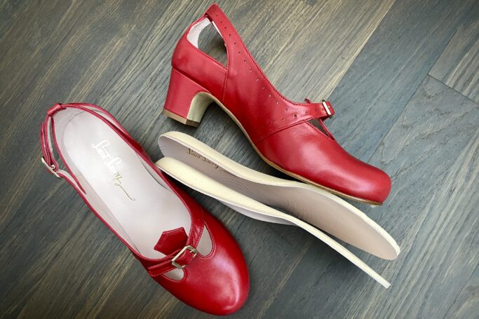 MODULORA shoes for wider feet, removable insoles, orthotics, adaptable sizing