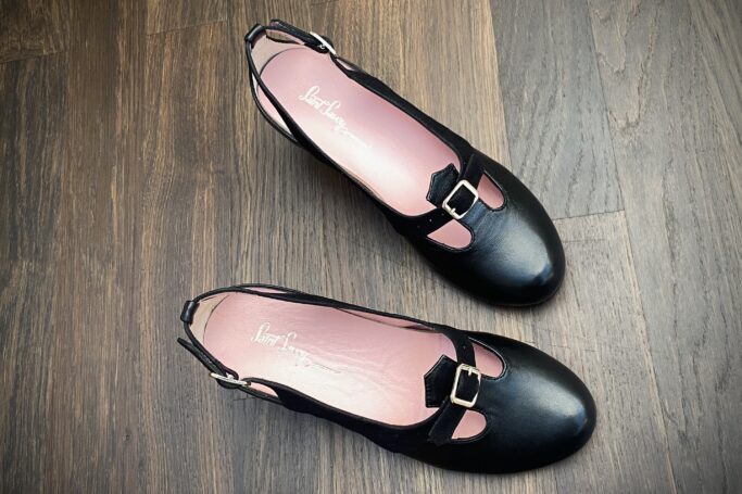 MODULORA shoes for wider feet, removable insoles, orthotics, adaptable sizing