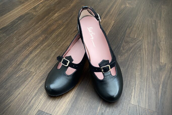 MODULORA shoes for wider feet, removable insoles, orthotics, adaptable sizing