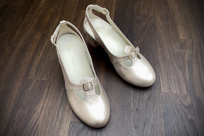 MODULORA shoes for wider feet, removable insoles, orthotics, adaptable sizing