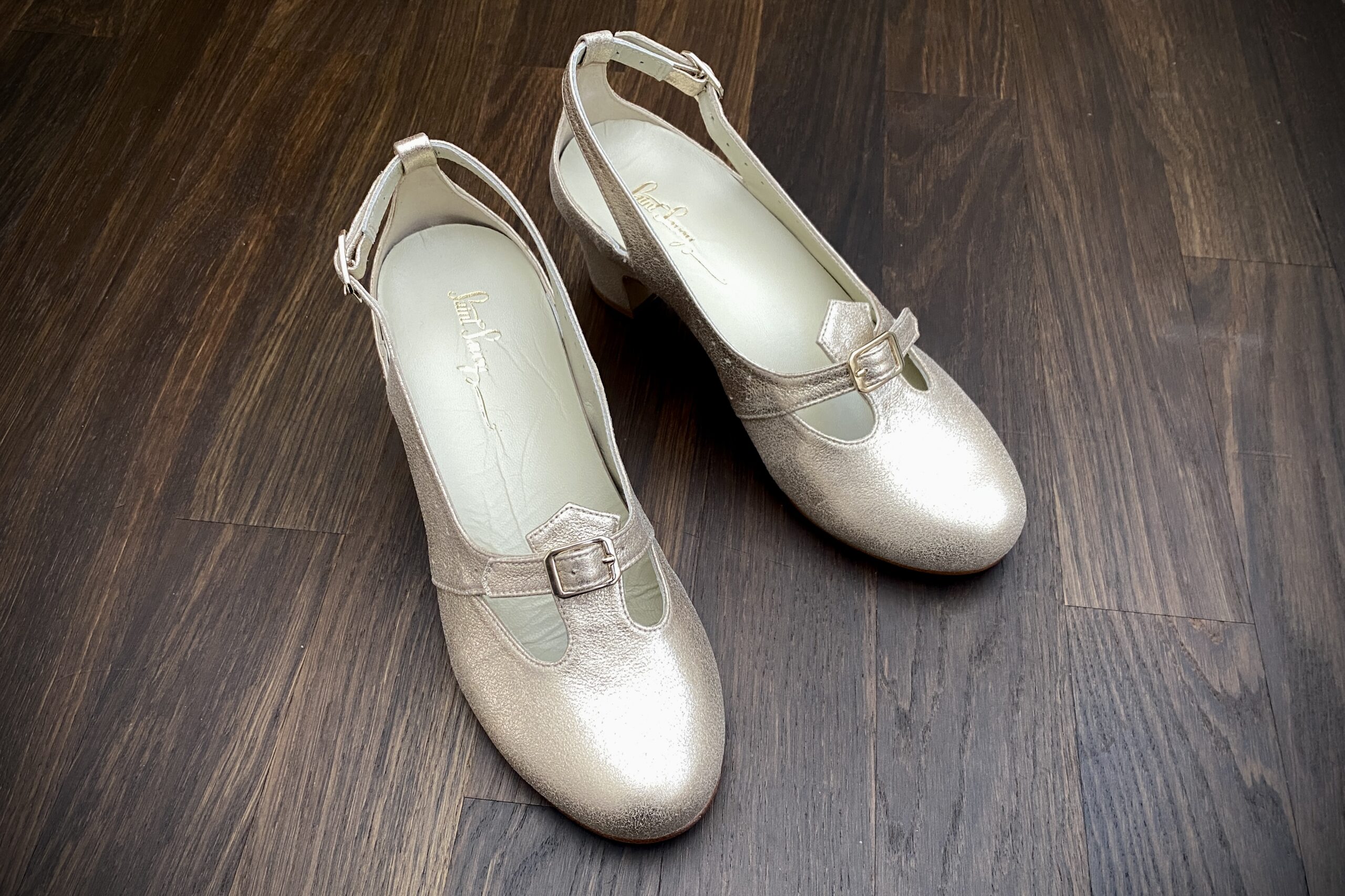 MODULORA shoes for wider feet, removable insoles, orthotics, adaptable sizing