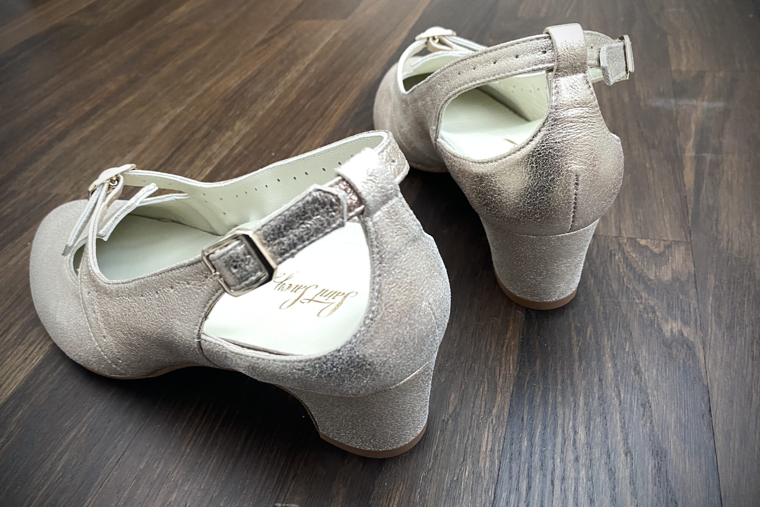 MODULORA shoes for wider feet, removable insoles, orthotics, adaptable sizing