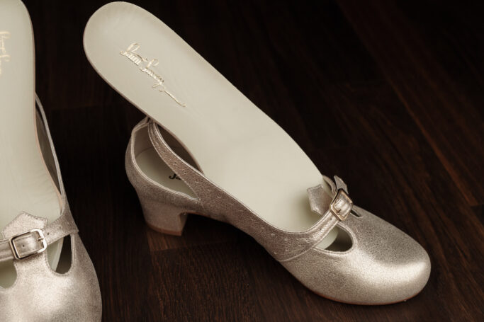 MODULORA shoes for wider feet, removable insoles, orthotics, adaptable sizing