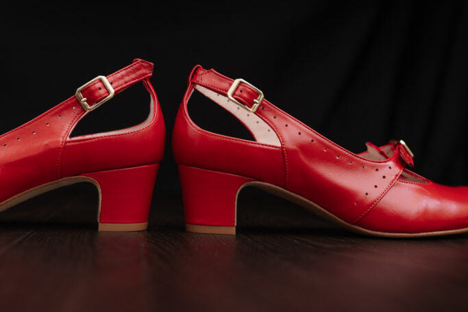 MODULORA shoes for wider feet, removable insoles, orthotics, adaptable sizing, barefoot shoes with heels