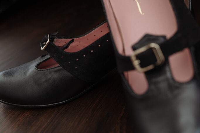 MODULORA shoes for wider feet, removable insoles, orthotics, adaptable sizing, barefoot shoes with heels