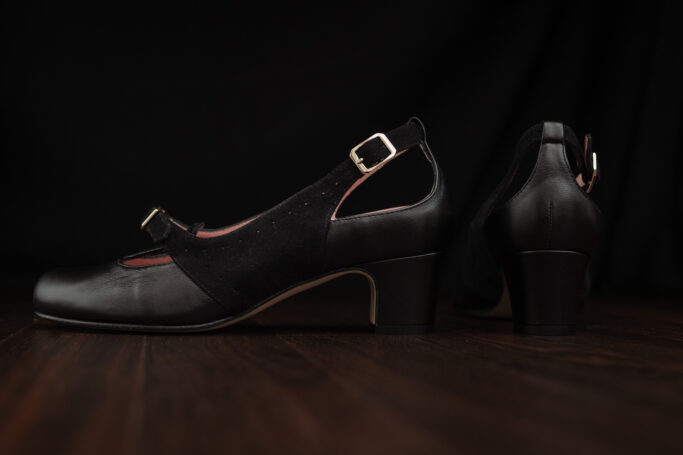 MODULORA shoes for wider feet, removable insoles, orthotics, adaptable sizing, barefoot shoes with heels