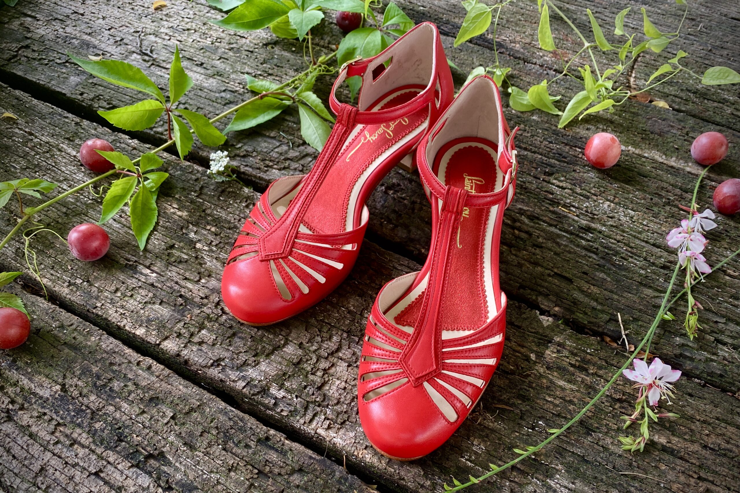 red t-strap womens shoe, low heel, leather shoes, ladies vintage shoes, retro style, vintage style