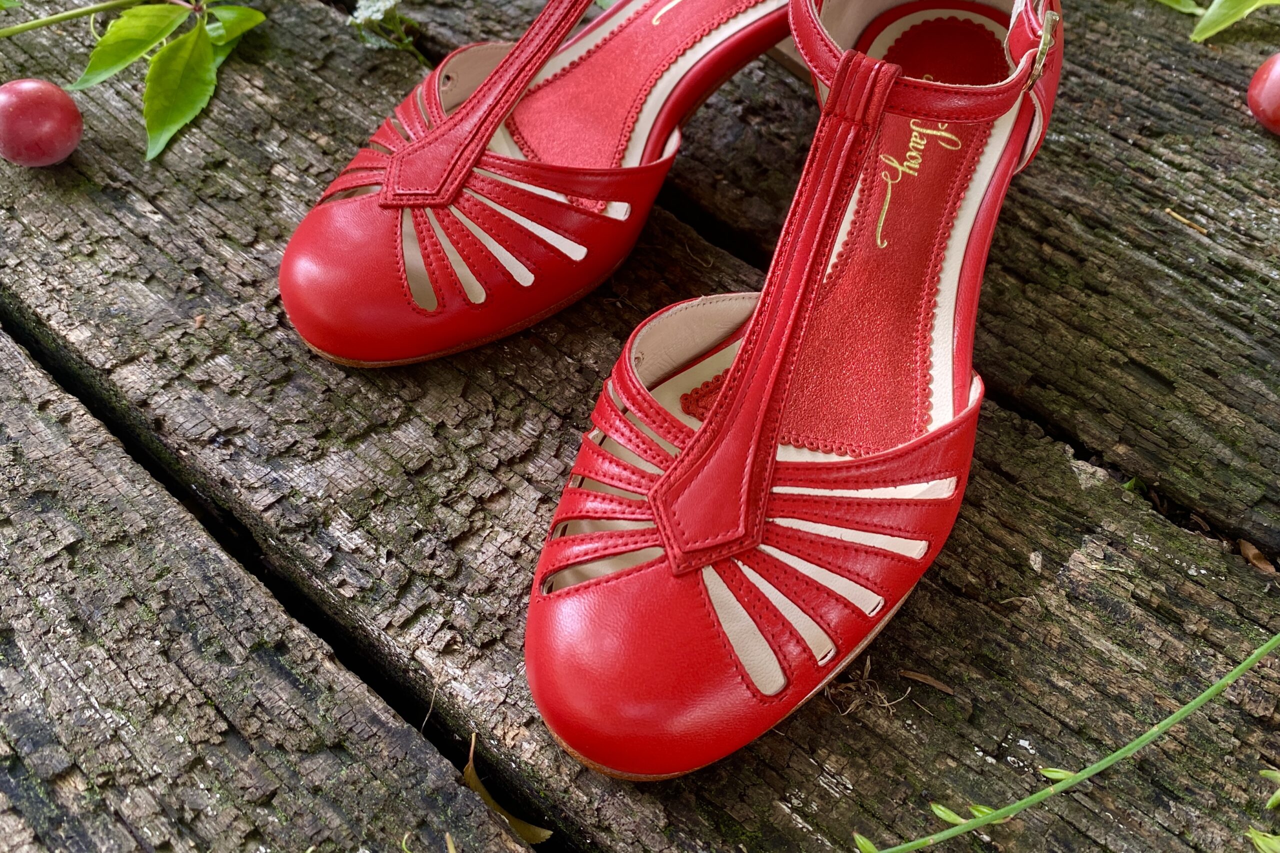 red t-strap womens shoe, low heel, leather shoes, ladies vintage shoes, retro style, vintage style
