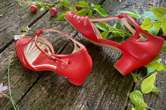 red t-strap womens shoe, low heel, leather shoes, ladies vintage shoes, retro style, vintage style