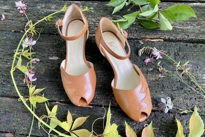 Brown and brass gold metallic womens shoes, mid heel, retro style