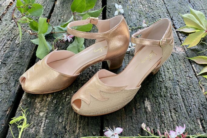 Worldwide shipping, 1940s style, 1930s style, 1950s style, wedding shoes, bridal shoes, Pink metallic and beige womens shoes, mid heel, retro style