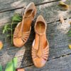 The RIVIERA Flat Noisette combines warm brown leather with elegant floral brocade