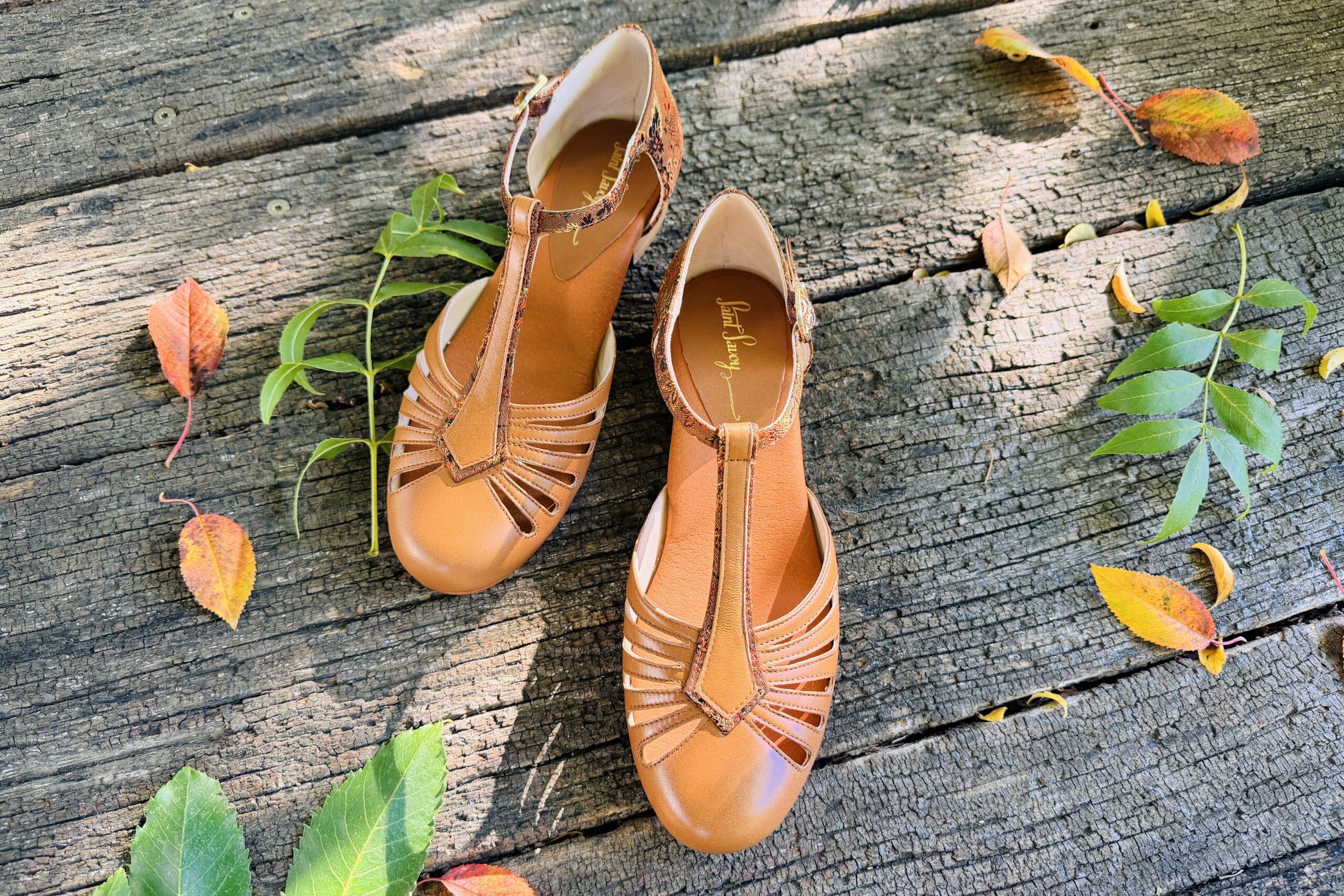 Elegant Vintage flats for dancing, everyday wear and special occasions. Comfortable fit, padded footbed The RIVIERA Flat Noisette combines warm brown leather with elegant floral brocade