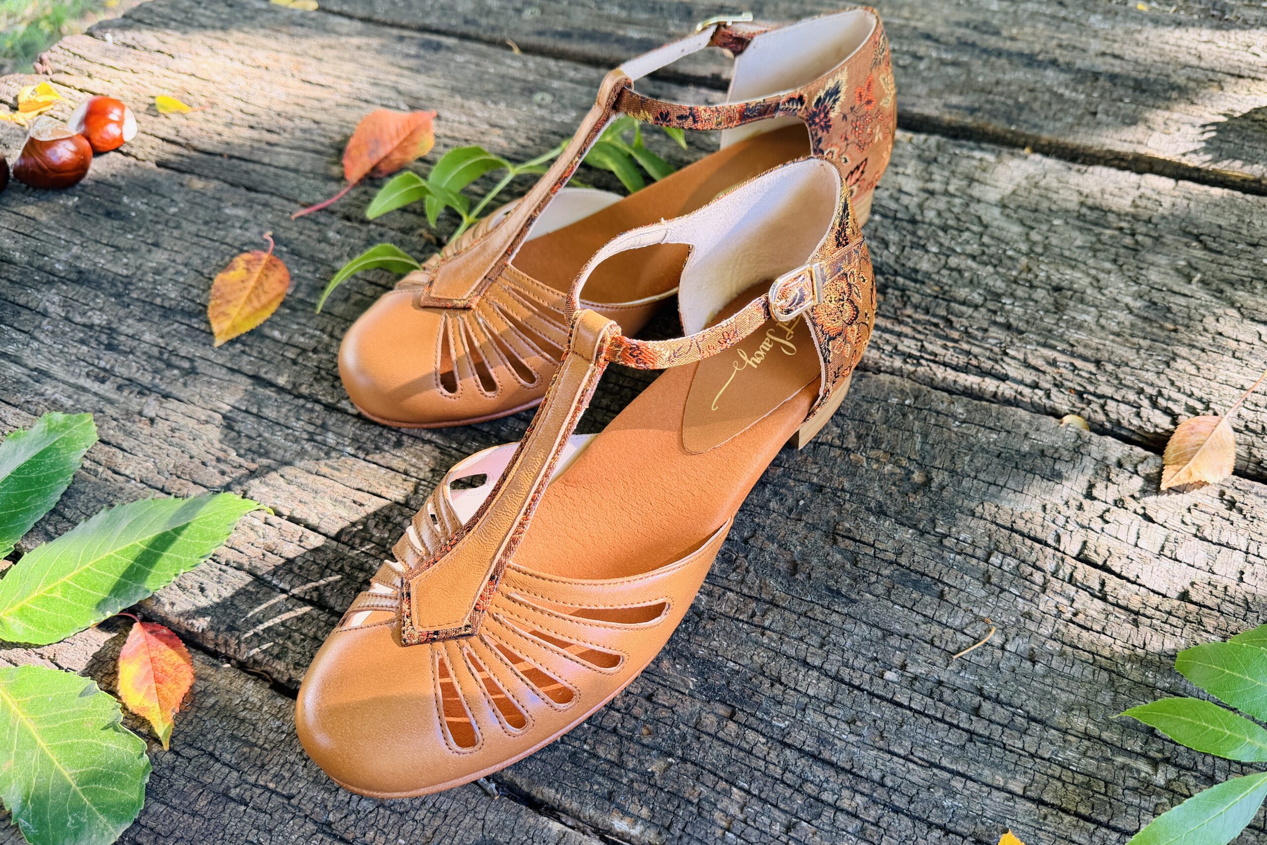 Ladies shoes, 1940s style, 1930s style, 1950s style, comfort shoes, retro shoes, sustainable production Elegant Vintage flats for dancing, everyday wear and special occasions. Comfortable fit, padded footbed