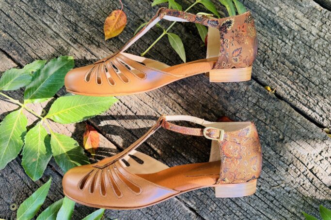 The RIVIERA Flat Noisette combines warm brown leather with elegant floral brocade Ladies shoes, 1940s style, 1930s style, 1950s style, comfort shoes, retro shoes, sustainable production