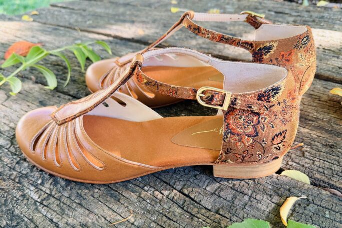 Elegant Vintage flats for dancing, everyday wear and special occasions. Comfortable fit, padded footbed The RIVIERA Flat Noisette combines warm brown leather with elegant floral brocade