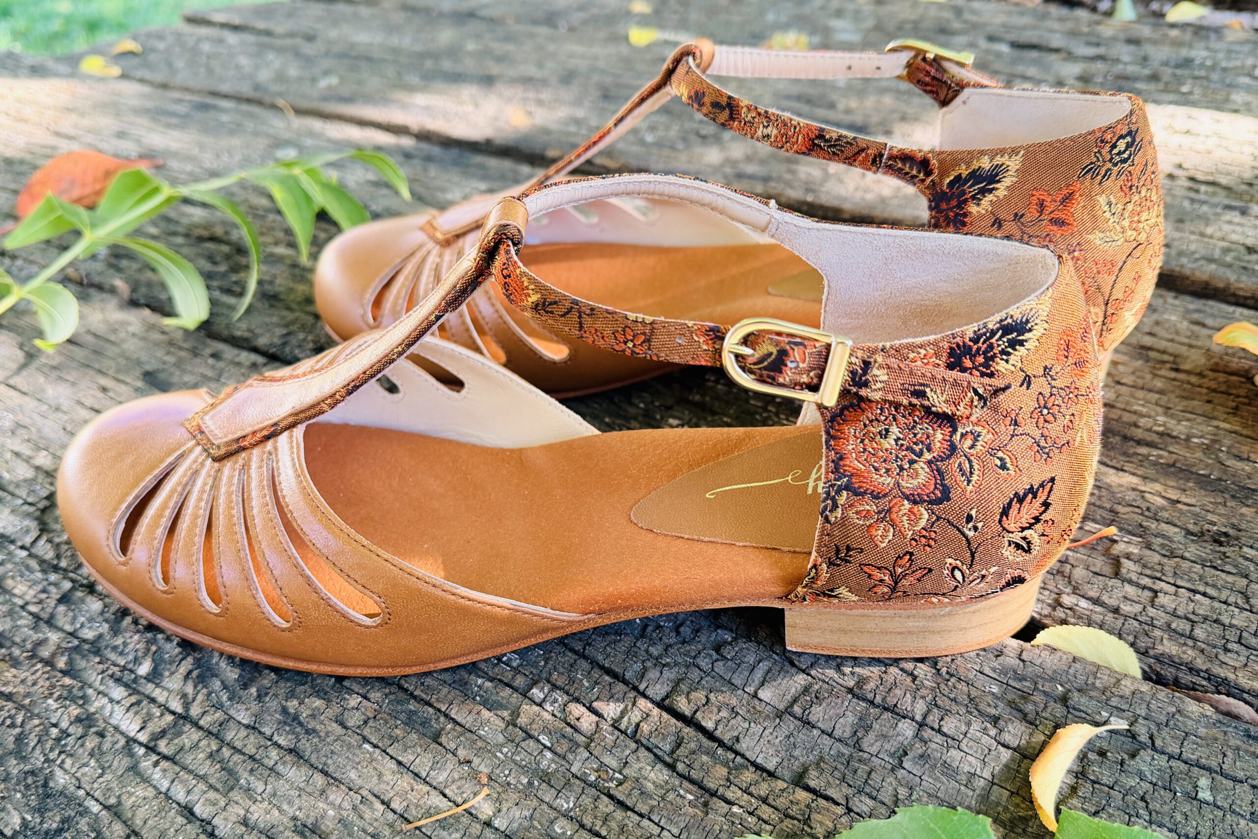 Elegant Vintage flats for dancing, everyday wear and special occasions. Comfortable fit, padded footbed The RIVIERA Flat Noisette combines warm brown leather with elegant floral brocade