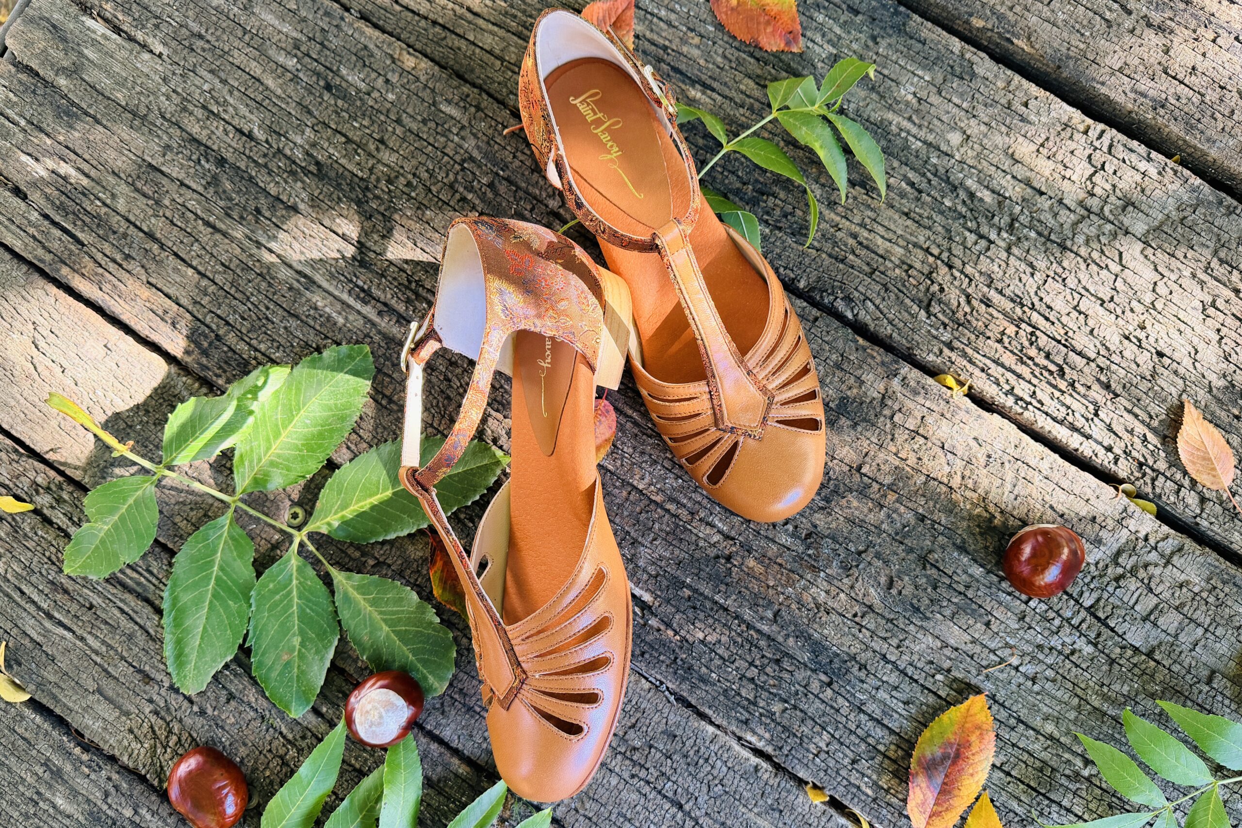 Handmade in Europe, sustainable slow fashion. Shipping worldwide Elegant Vintage flats for dancing, everyday wear and special occasions. Comfortable fit, padded footbed